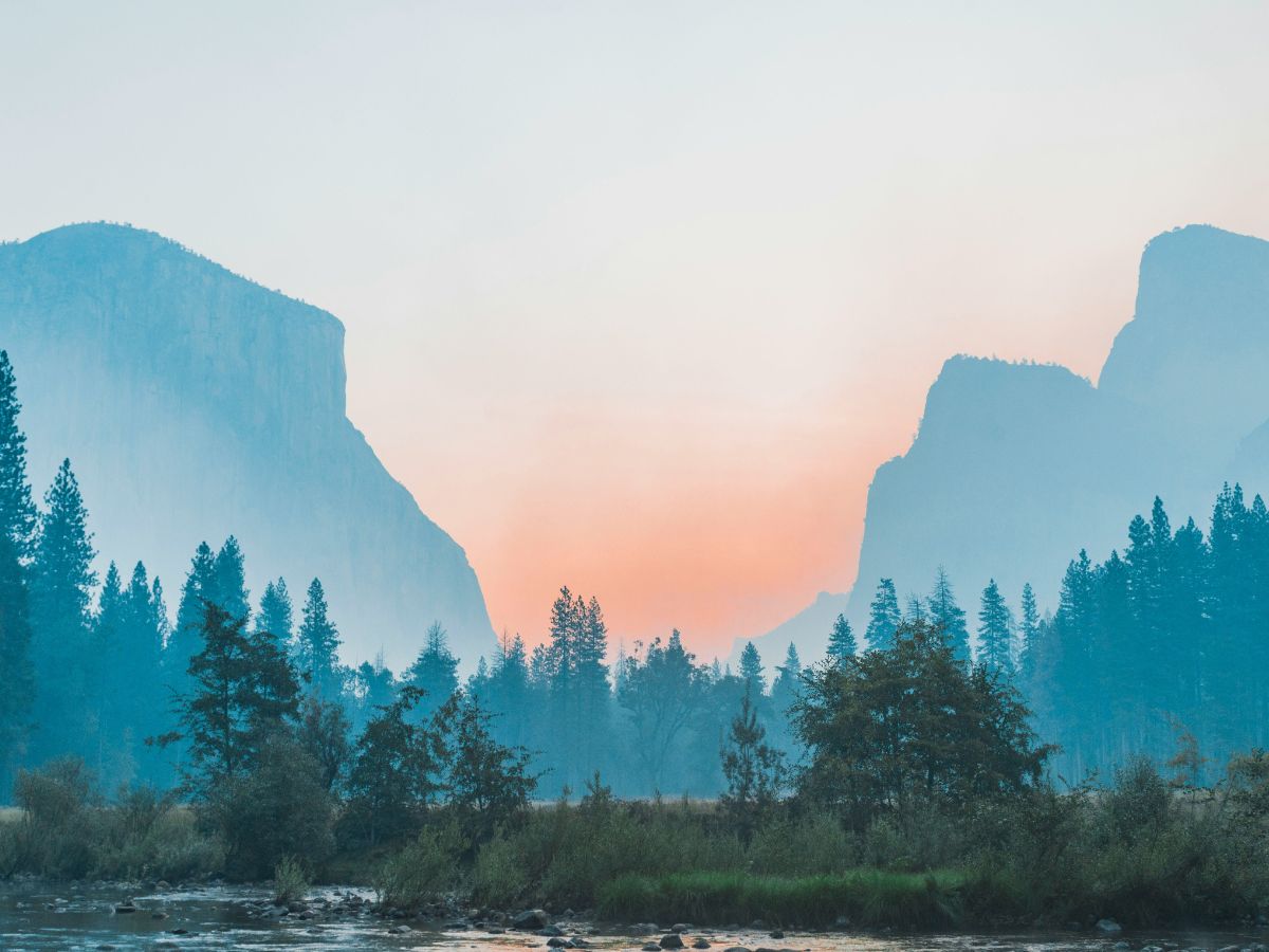 Twee bergen bij zonopkomst. Symbool voor de gelijkwaardigheid van client en therapeut binnen ACT