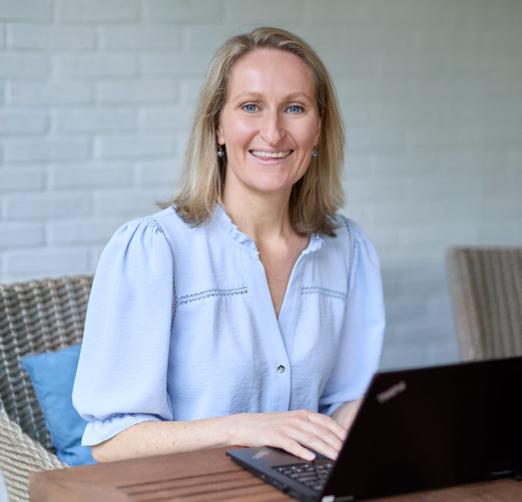 Nienke Leeffers, ACT-trainer en GZ-psycholoog bij Leer ACT, aan het werk achter haar laptop. bereikbaar voor contact